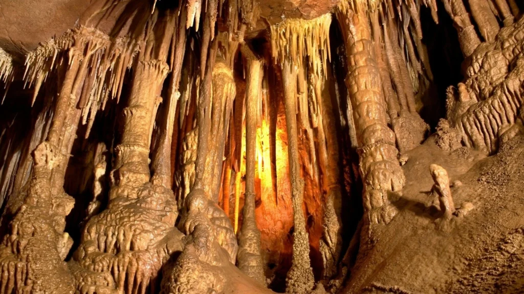 - Ailiwee-Caves-stalegmites-stalegtites